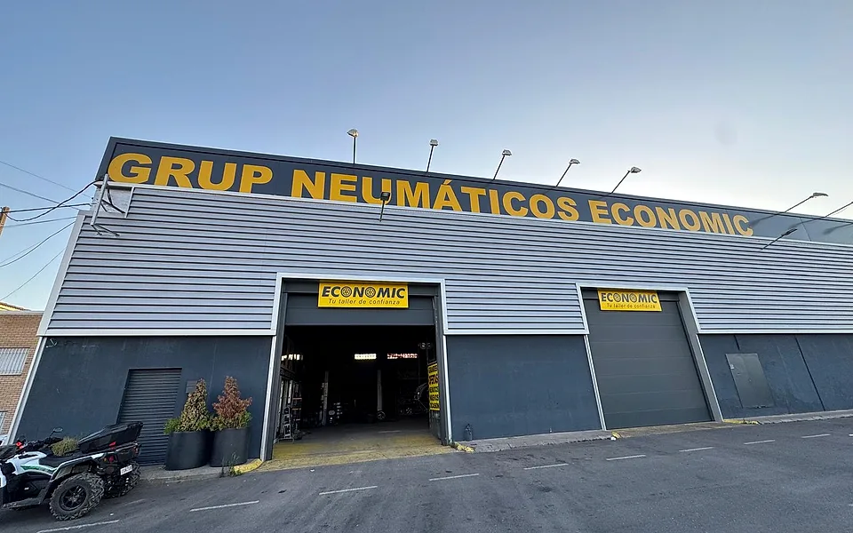 Fachada del taller Group Neumáticos Economic en la carretera de Lleida, en Torrefarrera